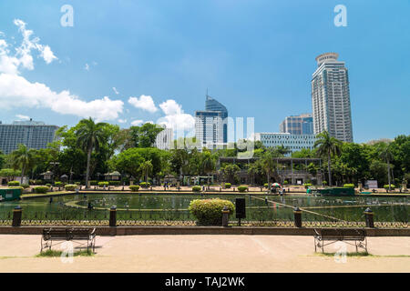 Vista della città da Rizal Park di Manila, Filippine Foto Stock