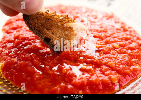 Pane tostato, salsa di pomodoro Close Up su un tavolo da cucina, man mano Foto Stock