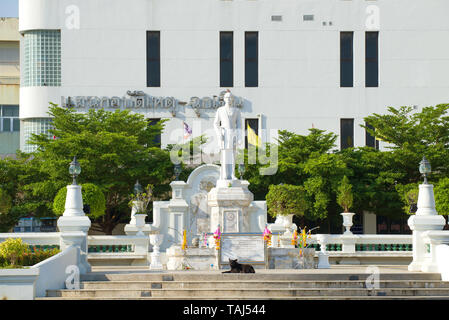 PHETCHABURI, Tailandia - 13 dicembre 2018: monumento al re Mongkut (Rama IV) contro lo sfondo della costruzione del Royal Memorial Hospital Foto Stock