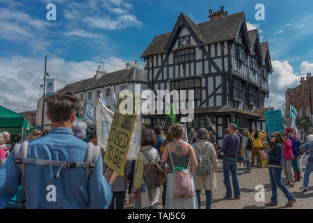 HEREFORD, Regno Unito - 18 Maggio: estinzione della ribellione i manifestanti sono visti in marcia attraverso la città di Hereford il 18 maggio 2019. Foto Stock