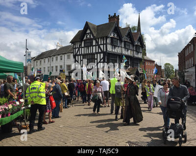 HEREFORD, Regno Unito - 18 Maggio: estinzione della ribellione i manifestanti sono visti in marcia attraverso la città di Hereford il 18 maggio 2019. Foto Stock