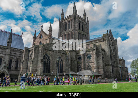 HEREFORD, Regno Unito - 18 Maggio: estinzione della ribellione i manifestanti sono visti marching passato Hereford cattedrale della città di Hereford il 18 maggio 2019. Foto Stock