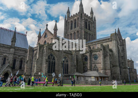 HEREFORD, Regno Unito - 18 Maggio: estinzione della ribellione i manifestanti sono visti marching passato Hereford cattedrale della città di Hereford il 18 maggio 2019. Foto Stock