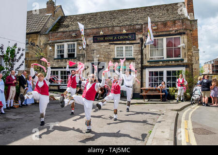 Chippenham, Wiltshire, Regno Unito. 25 Maggio, 2019. Membri della Hankies andato storto, un viaggio Morris lato comprendente di danzatori provenienti dalla California, Stati Uniti d'America sono ritratte divertente la folla durante il giorno di apertura del 2019 Chippenham folk festival. Credito: Lynchpics/Alamy Live News Foto Stock