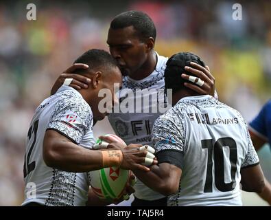 Twickenham. Londra. Regno Unito. 25 maggio 2019. HSBC world Rugby Sevens serie. Provare a marcatore Livai Ikanikoda (Figi, sinistra) è congratulato da Josua Vakurunabili (Figi) e Alasio Naduva (Figi, 12). 25/05/2019. Credito: Sport In immagini/Alamy Live News Foto Stock