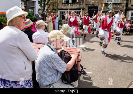 Chippenham, Wiltshire, Regno Unito. 25 Maggio, 2019. Membri della Hankies andato storto, un viaggio Morris lato comprendente di danzatori provenienti dalla California, Stati Uniti d'America sono ritratte divertente la folla durante il giorno di apertura del 2019 Chippenham folk festival. Credito: Lynchpics/Alamy Live News Foto Stock