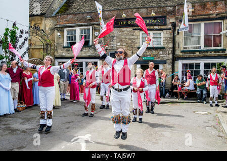 Chippenham, Wiltshire, Regno Unito. 25 Maggio, 2019. Membri della Hankies andato storto, un viaggio Morris lato comprendente di danzatori provenienti dalla California, Stati Uniti d'America sono ritratte divertente la folla durante il giorno di apertura del 2019 Chippenham folk festival. Credito: Lynchpics/Alamy Live News Foto Stock