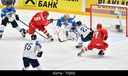 Bratislava, Slovacchia. 25 Maggio, 2019. Da sinistra OLIWER KASKI della Finlandia, ALEXANDER OVECHKIN della Russia, portiere della Finlandia KEVIN LANKINEN, JUHANI TYRAAINEN della Finlandia, KIRILL KAPRIZOV della Russia (retro), TONI RAJALA della Finlandia (back anteriore) in azione durante i Campionati Mondiali di hockey su ghiaccio semifinale partita tra Russia e Finlandia al Ondrej Nepela Arena di Bratislava, Slovacchia, Sabato 25 Maggio, 2019. Credito: Vit Simanek/CTK foto/Alamy Live News Credito: CTK/Alamy Live News Foto Stock