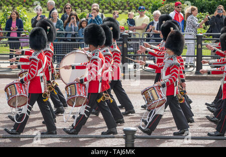 Il centro commerciale di Londra, Regno Unito. 25 maggio 2019. Banda delle guardie di Welsh Marches al Mall passato degli spettatori durante le principali generali revisione, la penultima prova per Trooping il colore il 8 giugno 2019. Credito: Malcolm Park/Alamy Live News. Foto Stock