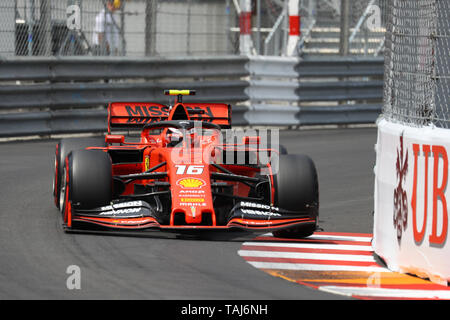 Monte Carlo, Monaco. 25 maggio , 2019. Charles Leclerc della Scuderia Ferrari in pista durante le qualifiche per il Gran Premio di F1 di Monaco Credito: Marco Canoniero/Alamy Live News Foto Stock