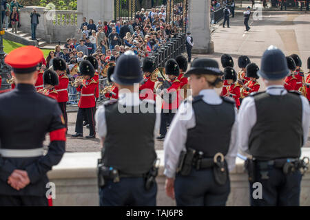 Il centro commerciale di Londra, Regno Unito. 25 maggio 2019. La polizia e l'esercito di sicurezza sulla Queen Victoria Memorial come guardie marzo passato durante le principali generali revisione per Trooping il colore. Credito: Malcolm Park/Alamy Live News. Foto Stock