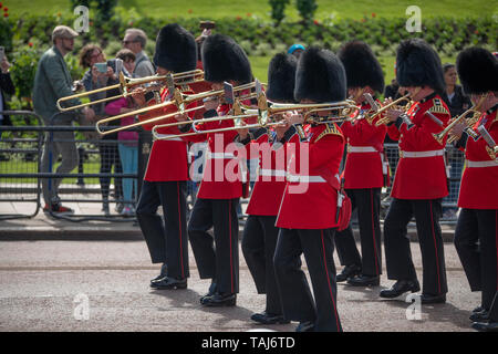 Il centro commerciale di Londra, Regno Unito. 25 maggio 2019. Banda di irlandese Guardie marche al Centro Commerciale durante le principali generali revisione, la penultima prova per Trooping il colore il 8 giugno 2019. Credito: Malcolm Park/Alamy Live News. Foto Stock