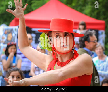 South Bank di Londra, Regno Unito - 25 maggio 2019. Gli spettatori e gli appassionati di danza di soddisfare con ballerini dall'illusione Flamenco School a Londra per alcuni flamenco dancing. La Feria de Londres è un free festival a Londra il South Bank presentando la cultura spagnola, danza, musica, cibo e vino da maggio 24-26. Credito: Imageplotter/Alamy Live News Foto Stock