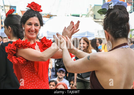 South Bank di Londra, Regno Unito - 25 maggio 2019. Gli spettatori e gli appassionati di danza di soddisfare con ballerini dall'illusione Flamenco School a Londra per alcuni flamenco dancing. La Feria de Londres è un free festival a Londra il South Bank presentando la cultura spagnola, danza, musica, cibo e vino da maggio 24-26. Credito: Imageplotter/Alamy Live News Foto Stock