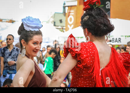 South Bank di Londra, Regno Unito - 25 maggio 2019. Gli spettatori e gli appassionati di danza di soddisfare con ballerini dall'illusione Flamenco School a Londra per alcuni flamenco dancing. La Feria de Londres è un free festival a Londra il South Bank presentando la cultura spagnola, danza, musica, cibo e vino da maggio 24-26. Credito: Imageplotter/Alamy Live News Foto Stock