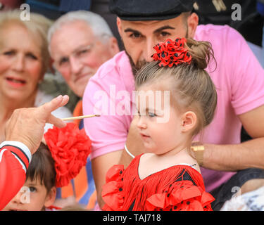 South Bank di Londra, Regno Unito - 25 maggio 2019. Sevilla basato la ballerina di flamenco e maestro El Torombo insegna ai giovani bambini vari movimenti di flamenco, compresa una mano di movimento appreso dal mantenimento di un semplice pennello. La Feria de Londres è un free festival a Londra il South Bank presentando la cultura spagnola, danza, musica, cibo e vino da maggio 24-26. Credito: Imageplotter/Alamy Live News Foto Stock