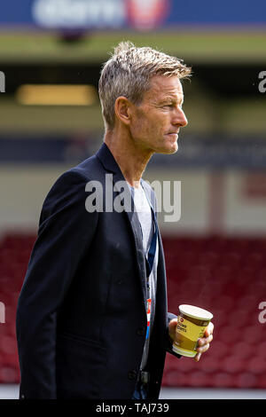 WALSALL, Inghilterra 25 Maggio Lars S¿ndergaard Manager della Danimarca Senior donne squadra durante la International amichevole tra le donne in Inghilterra e Danimarca donne presso le banche's Stadium, Walsall sabato 25 maggio 2019. (Credit: Alan Hayward | MI News) Credito: MI News & Sport /Alamy Live News Credito: MI News & Sport /Alamy Live News Credito: MI News & Sport /Alamy Live News Foto Stock