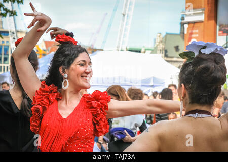 South Bank di Londra, Regno Unito - 25 maggio 2019. Gli spettatori e gli appassionati di danza di soddisfare con ballerini dall'illusione Flamenco School a Londra per alcuni flamenco dancing. La Feria de Londres è un free festival a Londra il South Bank presentando la cultura spagnola, danza, musica, cibo e vino da maggio 24-26. Credito: Imageplotter/Alamy Live News Foto Stock