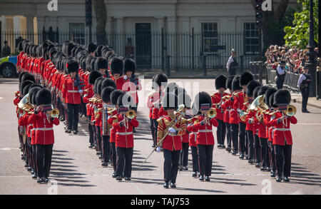 Il centro commerciale di Londra, Regno Unito. 25 maggio 2019. Banda di le guardie scozzesi accompagnati da guardie Coldstream marzo al Centro Commerciale durante le principali generali revisione, la penultima prova per Trooping il colore il 8 giugno 2019. Credito: Malcolm Park/Alamy Live News. Foto Stock