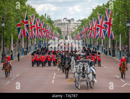 Il centro commerciale di Londra, Regno Unito. 25 maggio 2019. Soldati della divisione domestici parade lungo il Mall, tornando a Buckingham Palace dopo il primo dei due giudizi formali prima Trooping il colore il 8 giugno 2019 con il Maggiore Generale Ben Bathurst CBE, maggiore generale comandando la divisione di uso domestico in bianco piumati hat che accompagnano la Royal carrello. Credito: Malcolm Park/Alamy Live News. Foto Stock