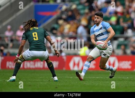 Twickenham. Londra. Regno Unito. 25 maggio 2019. HSBC world Rugby Sevens serie. Lautaro Bazan Velez (Argentina) e Justin Geduld (Sud Africa, 9). . 25/05/2019. Credito: Sport In immagini/Alamy Live News Foto Stock