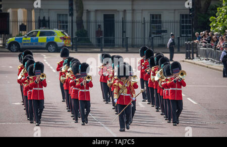 Il centro commerciale di Londra, Regno Unito. 25 maggio 2019. Banda di irlandese Guardie lasciare Wellington caserma di marzo lungo il centro commerciale durante le principali generali revisione, la penultima prova per Trooping il colore il 8 giugno 2019. Credito: Malcolm Park/Alamy Live News. Foto Stock