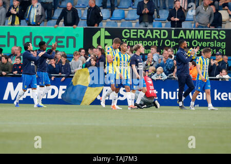 WAALWIJK, Mandemakers Stadium, 25-05-2019 , Stagione 2018 / 2019 , olandese Keuken Kampioen i play-off finali. I giocatori di RKC Waalwijk ringraziando i tifosi durante la partita RKC - andare avanti aquile (play-off) Credito: Pro scatti/Alamy Live News Foto Stock