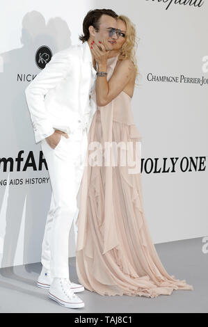 Antibes, Francia. 23 Maggio, 2019. Brandon Thomas Lee e Pamela Anderson che frequentano la ventiseiesima amfAR Cinema against Aids Gala durante la 72a Cannes Film Festival a Hotel du Cap-Eden-Roc il 23 maggio 2019 in Antibes | Utilizzo di credito in tutto il mondo: dpa/Alamy Live News Foto Stock