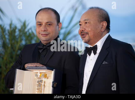 Cannes, Francia. 26 maggio 2019. Cesar Diaz, vincitore della fotocamera d'Or award per il film Nuestras Madres e Presidente della fotocamera d'o Giuria Rithy Panh presso La Palme d'Or Award foto chiamata presso la 72a Cannes Film Festival, sabato 25 maggio 2019, Cannes, Francia. Photo credit: Doreen Kennedy/Alamy Live News Foto Stock