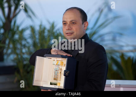 Cannes, Francia. 26 maggio 2019. Cesar Diaz, vincitore della fotocamera d'Or award per il film Nuestras Madres presso La Palme d'Or Award foto chiamata presso la 72a Cannes Film Festival, sabato 25 maggio 2019, Cannes, Francia. Photo credit: Doreen Kennedy/Alamy Live News Foto Stock