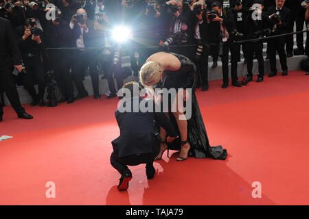 Cannes, Francia. 24 Maggio, 2019. Niels Schneider e Virginie Efira frequentare lo screening di 'Sibyl' durante la 72annuale di Cannes Film Festival presso il Palais des Festivals. | Utilizzo di credito in tutto il mondo: dpa/Alamy Live News Foto Stock