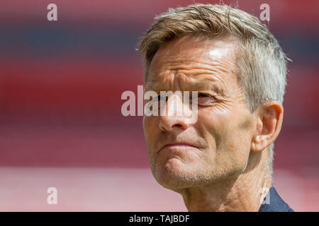 25 maggio 2019, le banche's Stadium, Walsall, Inghilterra; Womens international football friendly, Inghilterra contro la Danimarca; Danimarca Head Coach Lars Sondergaard in campo prima della partita Foto Stock