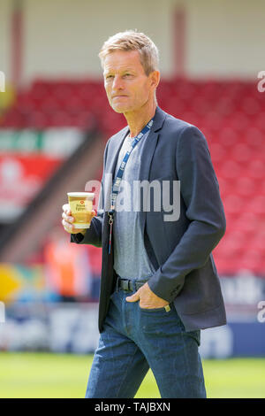 25 maggio 2019, le banche's Stadium, Walsall, Inghilterra; Womens international football friendly, Inghilterra contro la Danimarca; Danimarca Head Coach Lars Sondergaard in campo prima della partita Foto Stock