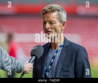 25 maggio 2019, le banche's Stadium, Walsall, Inghilterra; Womens international football friendly, Inghilterra contro la Danimarca; Danimarca Head Coach Lars Sondergaard in campo prima della partita durante una intervista televisiva Foto Stock