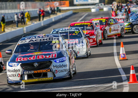 Winton, Victoria, Australia. 26 Maggio 2019.Vergine Supercars australiano Campionato Carrello assistere Winton SuperSprint -Gara Fourteen-No. 88 Jamie Whincup racing per la Red Bull Holden Racing Team - Triple Eight Race Engineering alla guida del suo Holden Commodore ZB lasciando Pit Lane.Credit Brett Keating/Alamy Live News. Foto Stock