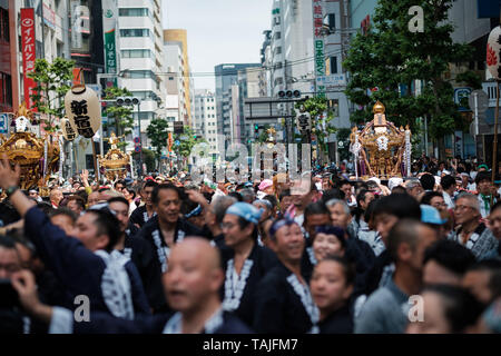 Tokyo, Giappone. 26 maggio 2019. Agli spettatori del festival portano mikoshi (santuario portatile) durante il santuario Hanazono matsuri intorno a Shinjuku il 26 maggio 2019 a Tokyo in Giappone. Maggio 26, 2019 Credit: Nicolas Datiche/AFLO/Alamy Live News Foto Stock