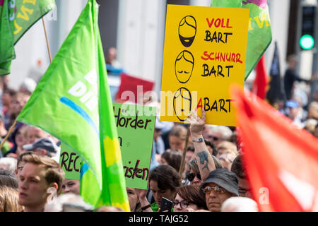 25 maggio 2019, Renania settentrionale-Vestfalia, Dortmund: dimostranti protestano contro un corteo di estremisti di destra parte 'Die Rechte'. Circa 800 persone hanno manifestato contro un rally degli estremisti di destra. Secondo la polizia, circa 180 sostenitori del partito 'Die Rechte' aveva raccolto in Dortmund. Foto: Marius Becker/dpa Foto Stock