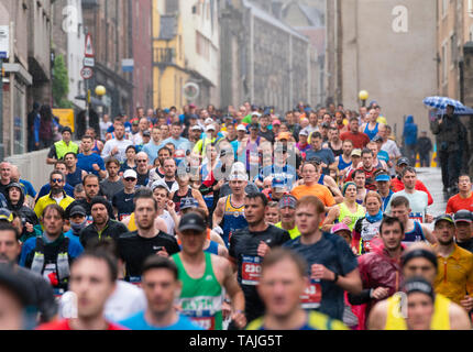 Edimburgo, Scozia, Regno Unito. 26 Maggio, 2019. Molti corridori che prenderanno parte alla Edinburgh Festival Maratona Maratona correre lungo la Royal Mile di Edimburgo di Città Vecchia verso Holyrood. Credito: Iain Masterton/Alamy Live News Foto Stock