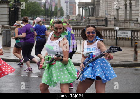 Liverpool, Regno Unito. 26 maggio 2019. Corridori che prenderanno parte al Rock n Roll marathon weekend dove le gare includono 1 miglio, 5k, mezza maratona e maratona completa attorno alla scenic attrazioni di Liverpool. Credito: ken biggs/Alamy Live News Foto Stock