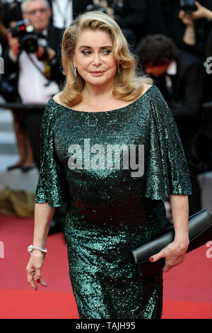 Cannes, Francia. 25 Maggio, 2019. Catherine Deneuve arriva alla premiere di ' CÉRÉMONIE DE CLOTURE/HORS NORMES ' durante il 2019 Festival di pellicola di Cannes il 25 maggio 2019 presso il Palais des Festivals in Cannes, Francia. ( Credito: Lyvans Boolaky/spazio di immagine/Media Punch)/Alamy Live News Foto Stock