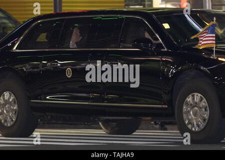 Tokyo, Giappone. 26 Maggio, 2019. Il presidente statunitense Donald Trump è visto sul suo veicolo per il giro della Papamobile dopo la partenza di una cena privata di Roppongi. Trump e sua moglie Melania Trump ha partecipato ad una cena privata ospitata dal Primo Ministro giapponese Shinzo Abe e sua moglie Akie Abe. Il Presidente degli Stati Uniti è attualmente su un funzionario quattro giorni di visita di stato in Giappone. Egli è il primo leader straniero a visitare il paese dopo l'incoronazione dell'Imperatore Naruhito. Credito: Rodrigo Reyes Marin/ZUMA filo/Alamy Live News Foto Stock