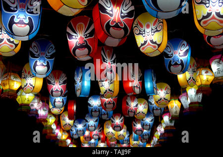 Le lanterne cinesi presso il tempio di Wuhou festa delle lanterne a Chengdu, in Cina. Le lanterne festeggiare il Capodanno cinese e raffigurano tradizionali maschere di Sichuan. Foto Stock
