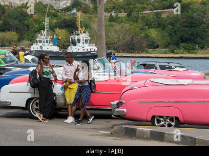 L'Avana, Cuba - classico degli anni cinquanta vetture americane su Avenida del Puerto vicino al porto di Havana. Auto americane degli anni cinquanta, importati prima dell'embargo degli Stati Uniti, un Foto Stock