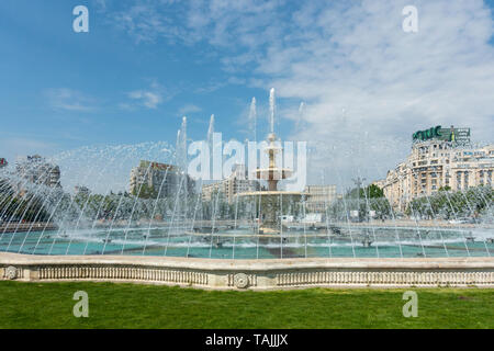 La bella fontana nel centro di Piața Unirii nel centro di Bucarest București, Romania Foto Stock
