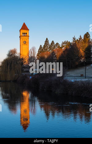 Mattina vedute del fiume Spokane fluente nella parte anteriore della Spokane Opera House e il Centro Congressi di Riverfront Park Spokane Washington STATI UNITI D'AMERICA Foto Stock