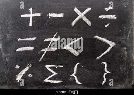 Colore bianco chak del disegno a mano in matematica forma del simbolo su sfondo blackboard Foto Stock