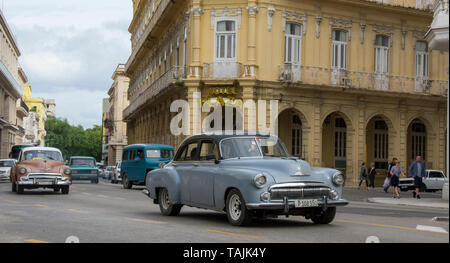 L'Avana, Cuba - un taxi passa di fronte all Hotel Plaza vicino a Parque Central. Classic auto americane degli anni cinquanta, importati prima dell'embargo degli Stati Uniti, sono Foto Stock