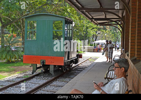 PETROPOLIS, RIO DE JANEIRO, BRASILE: Mai 25 2019: vecchia locomotiva nella vecchia stazione di Petroplolis, Nogueira Foto Stock