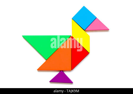 Color legno tangram puzzle a forma di anatra su sfondo bianco Foto Stock