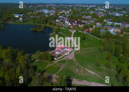 Priory Palace nel paesaggio urbano su un soleggiato giorno di maggio (fotografia aerea). Gatchina, Russia Foto Stock